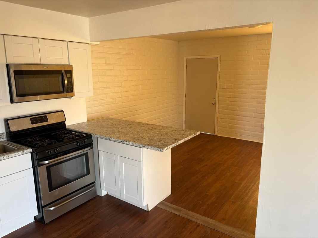 528 W 42nd St - Photo 3 of 10