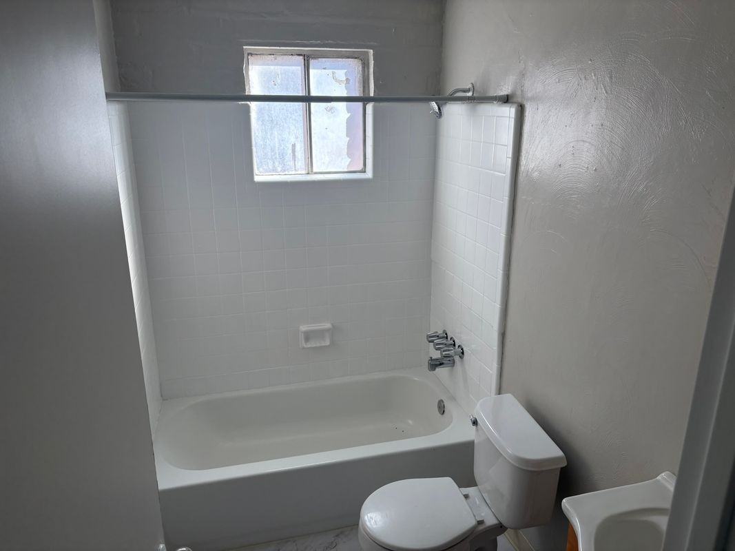 526 W 42nd St - Photo 7 of 9