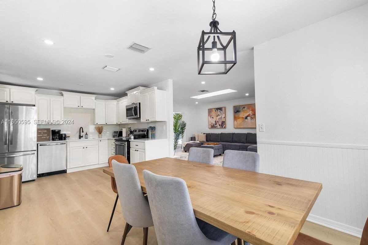 3255 Florida Blvd - Photo 3 of 26