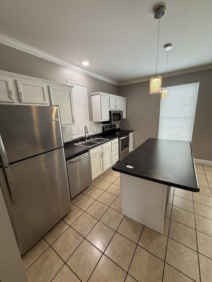921 Philadelphia St #921 - Photo 4 of 15