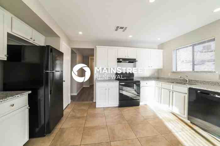 8425 W Highland Ave - Photo 4 of 16