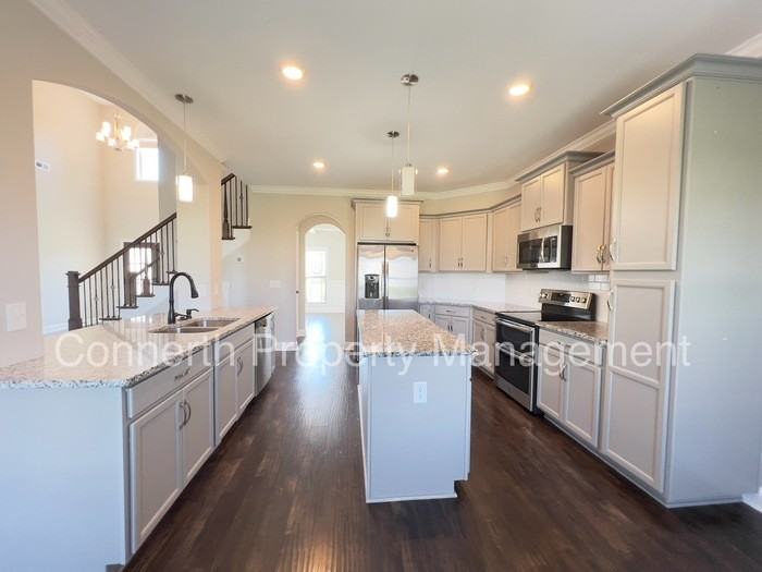 1249 Upland Ter - Photo 7 of 48