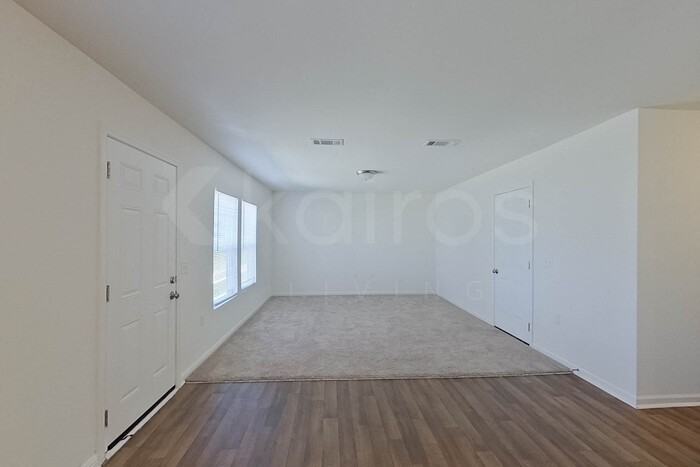 924 Sanford Ln - Photo 4 of 26