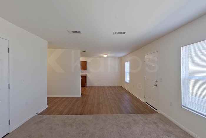 924 Sanford Ln - Photo 6 of 26