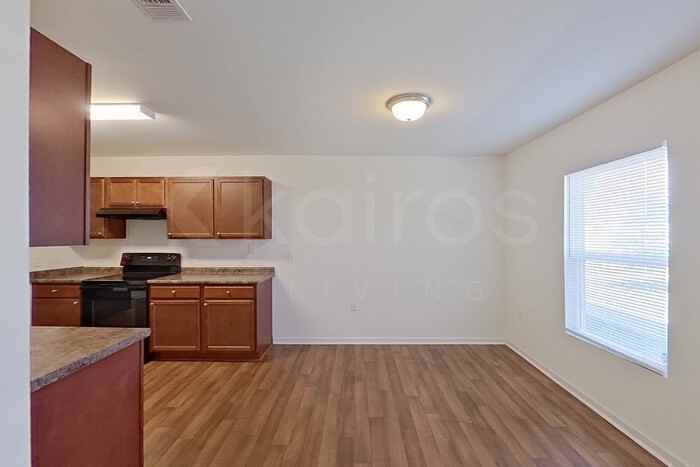 924 Sanford Ln - Photo 7 of 26