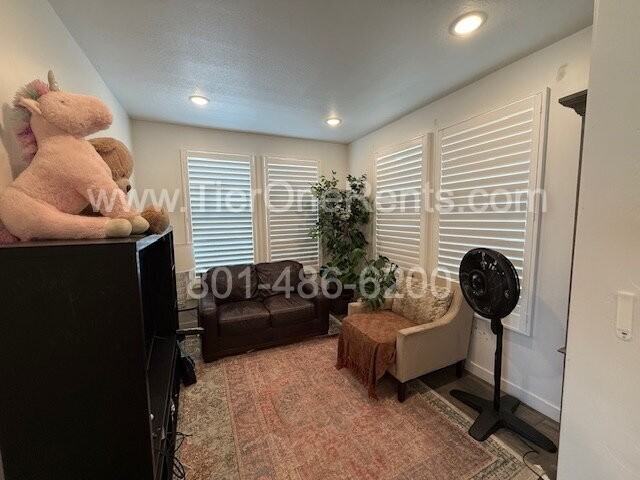 8054 S Oakridge Park Dr - Photo 2 of 14