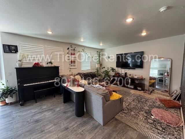 8054 S Oakridge Park Dr - Photo 3 of 14