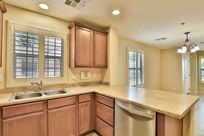 1852 S Seton Ave - Photo 6 of 36