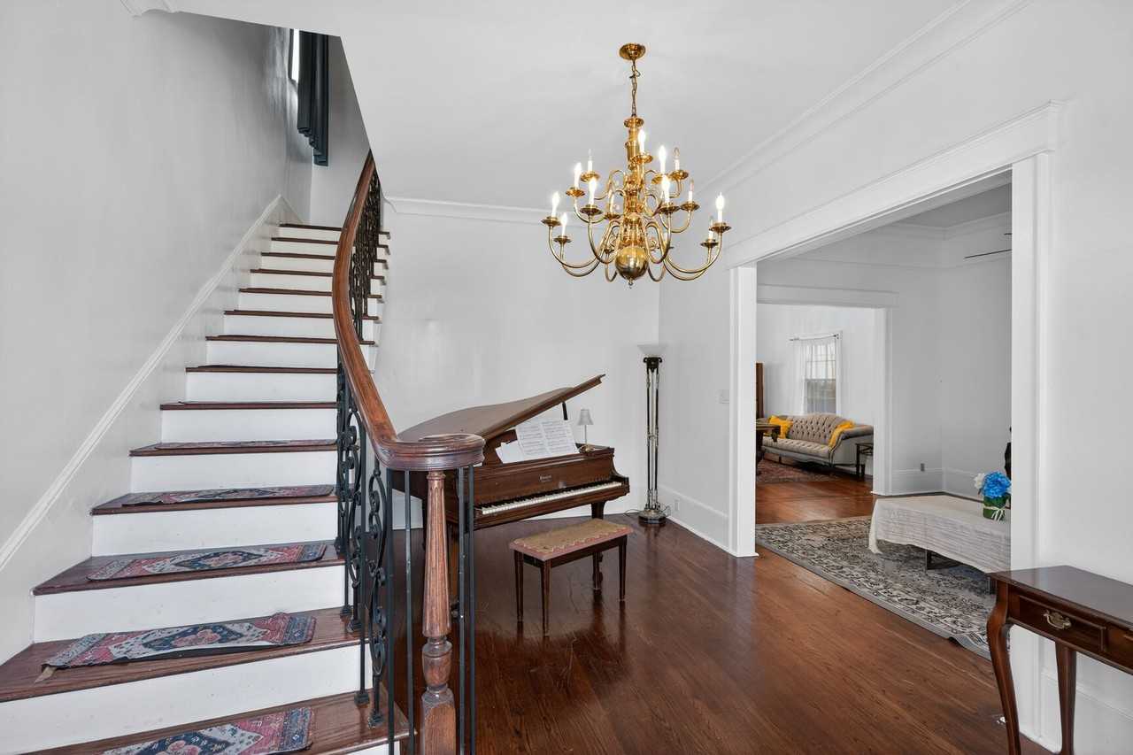 1030 Burgundy St #NA - Photo 3 of 28