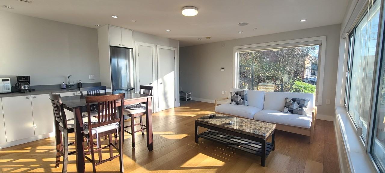 15098 Victoria Avenue - Photo 4 of 17