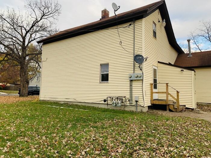 551 6th St W #1 - Photo 3 of 16