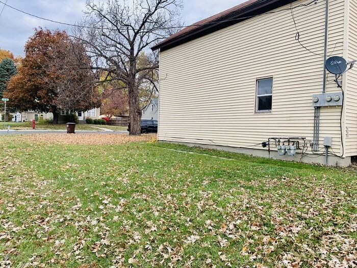 551 6th St W #1 - Photo 4 of 16