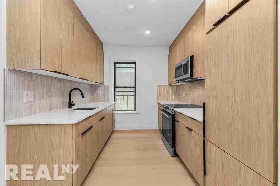 8th Ave #2R - Photo 2 of 10