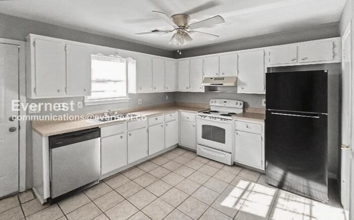 2463 Hampstead Dr - Photo 2 of 17