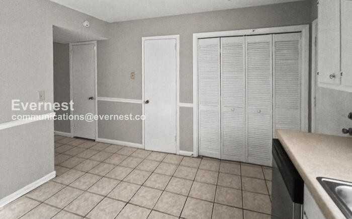 2463 Hampstead Dr - Photo 3 of 17