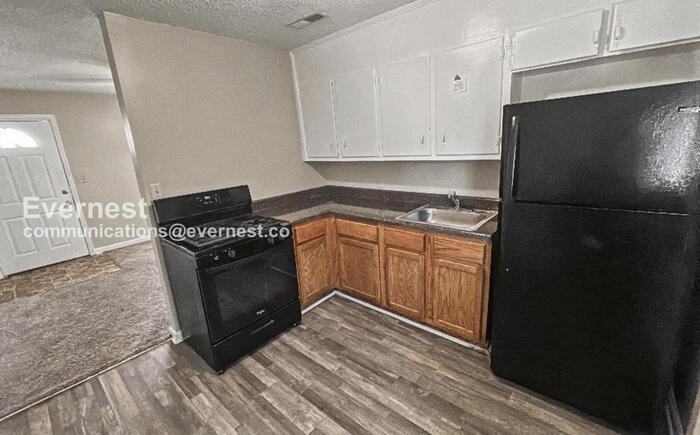 1346 Vivian St #1 - Photo 3 of 16