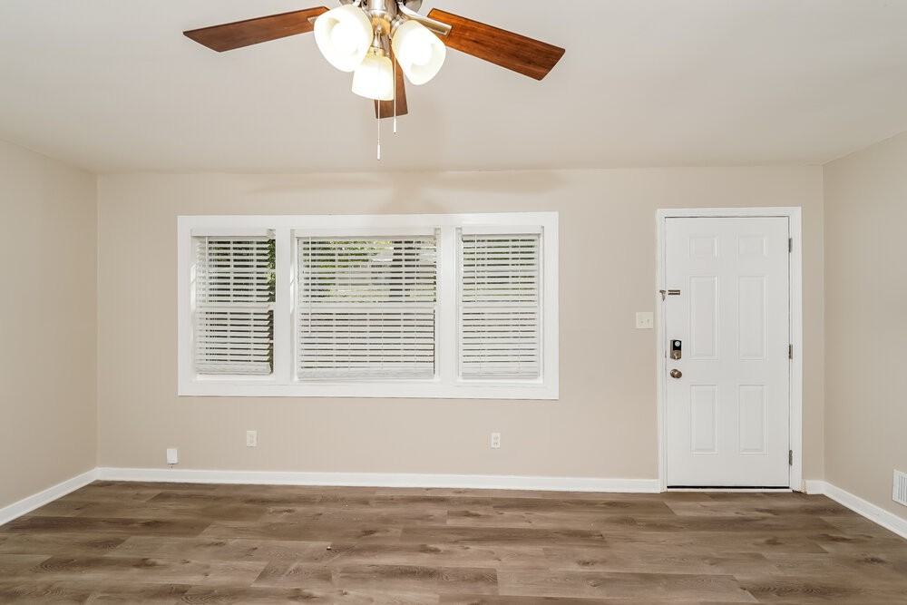 924 Charles Ct - Photo 3 of 16