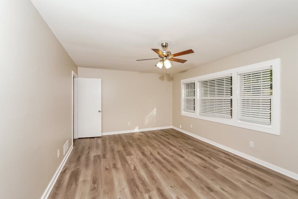 924 Charles Ct - Photo 4 of 16