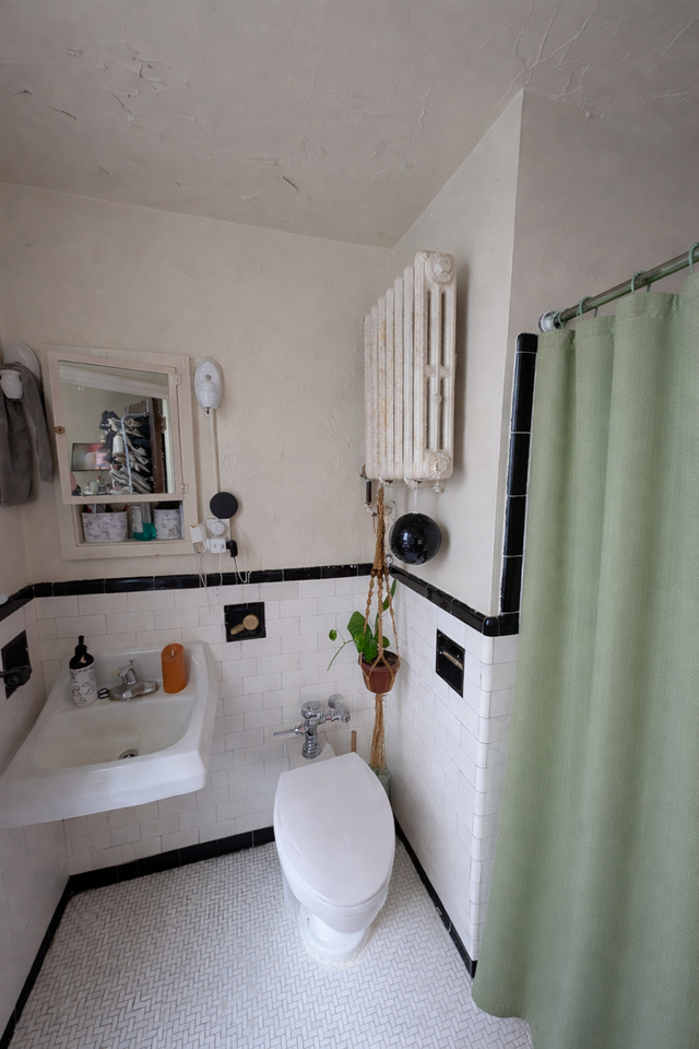 Varsity - Photo 7 of 50