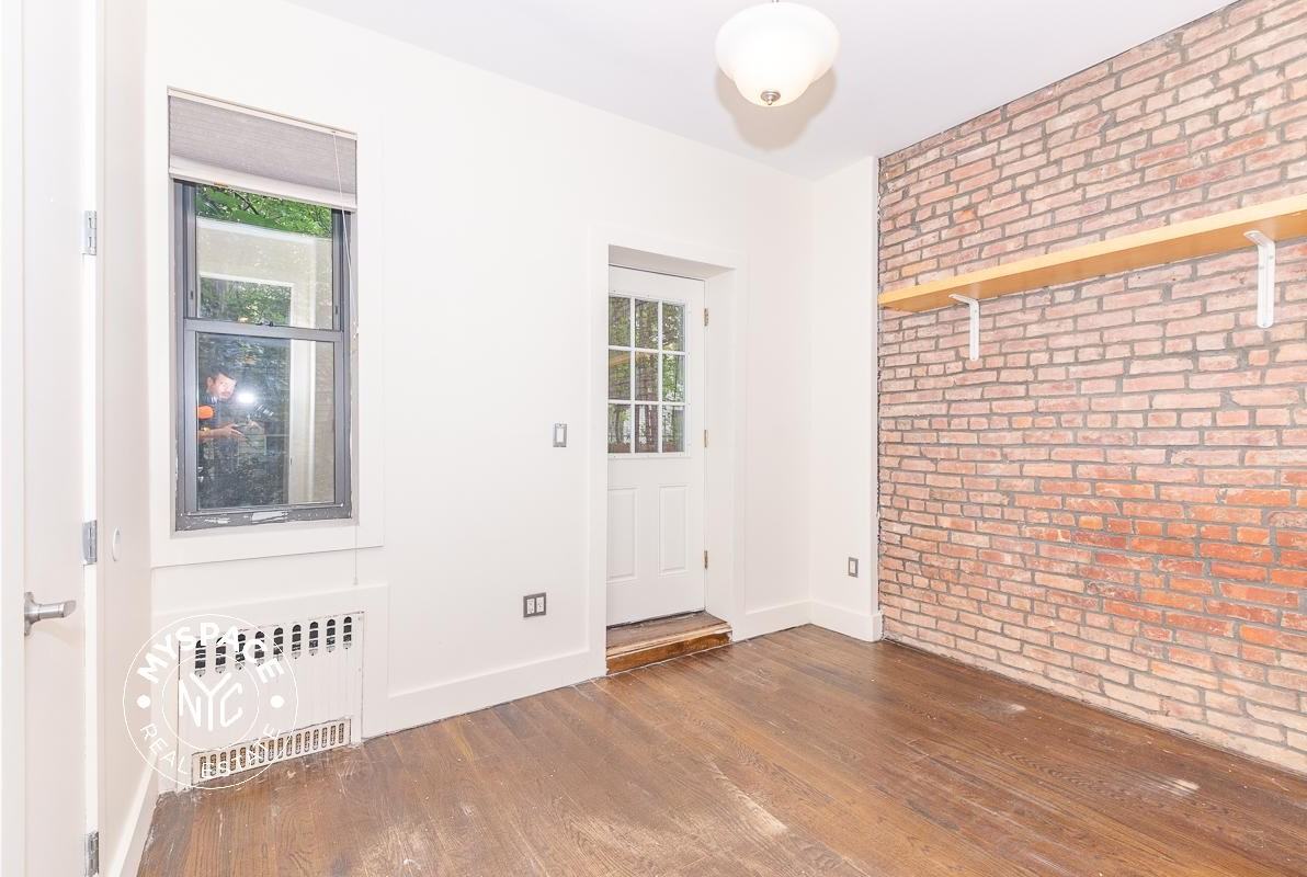 153 Starr St #1L - Photo 5 of 16