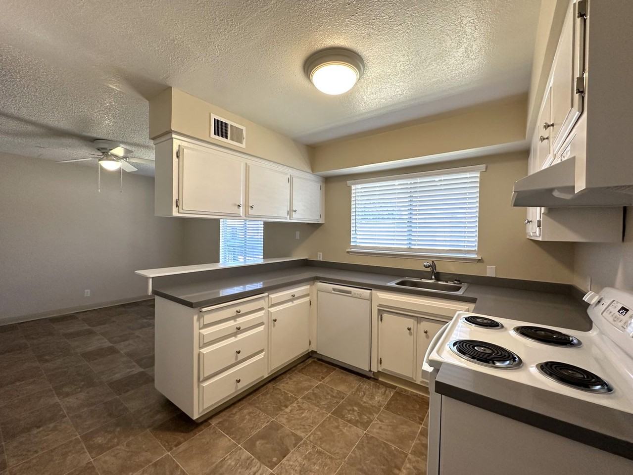 1249 Stratford Circle - Photo 7 of 33