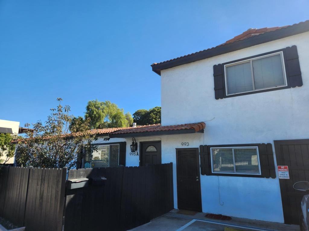 995 Rosecrans St - Photo 3 of 26