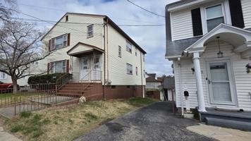 featured image of 129 127- 129 Price St.