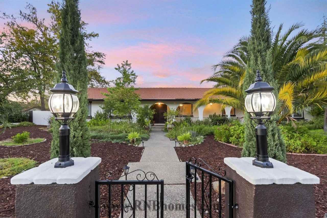 4305 Whispering Oaks Cir