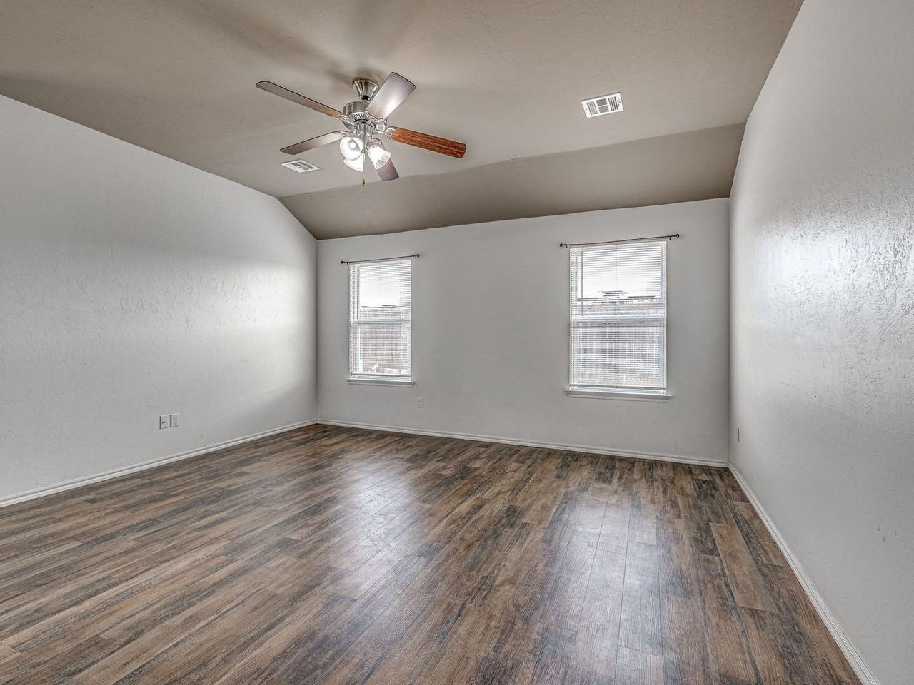 1512 Eagle Dr - Photo 2 of 17