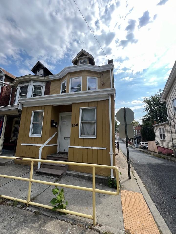 240 E Hamilton St - Photo 2 of 8