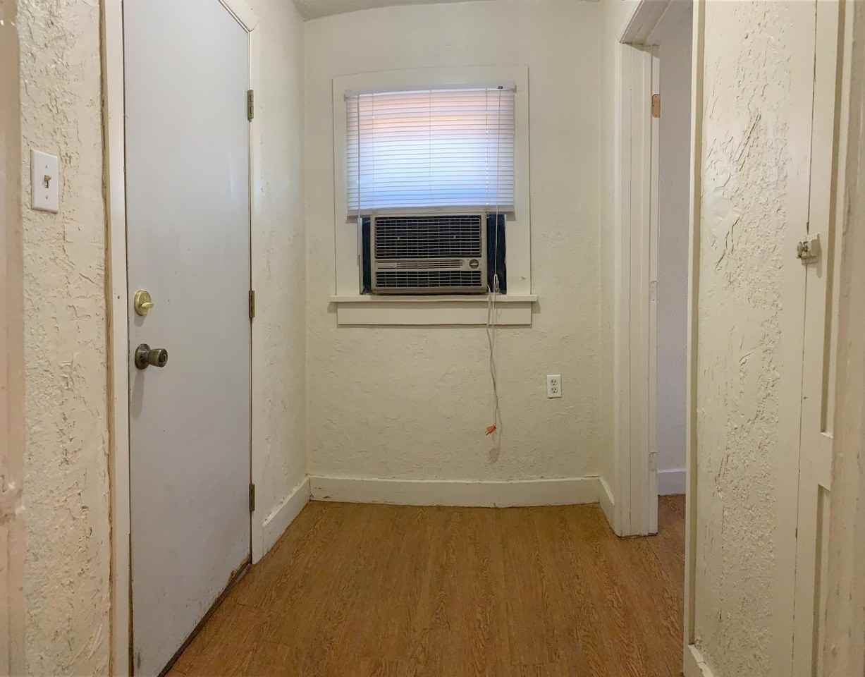 1104 Wallace St - Photo 5 of 8