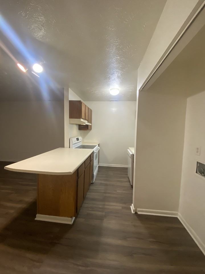 1122 Southwood Dr #5 - Photo 4 of 11