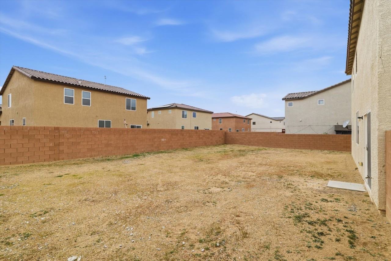 3863 E Summit Ave - Photo 3 of 31