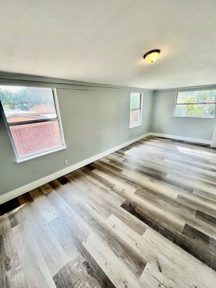 37514 Howard Ave - Photo 3 of 11