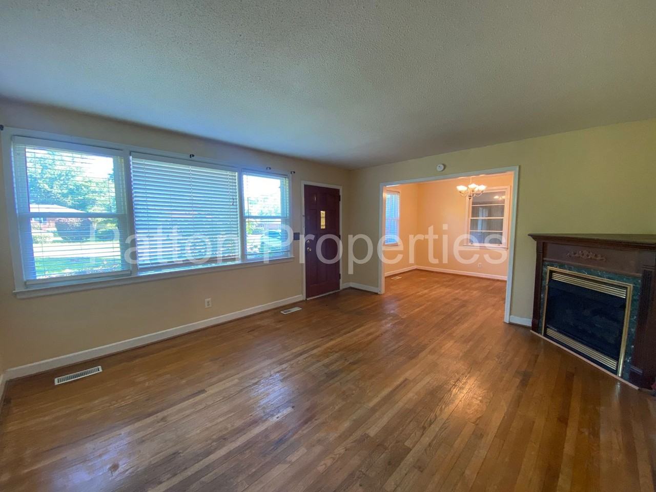 915 Evergreen Ave - Photo 2 of 17