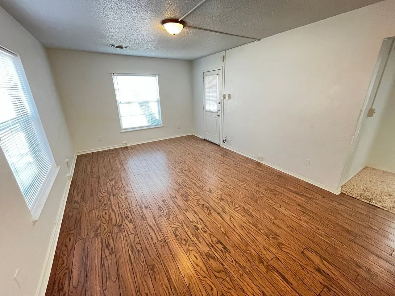 923 N 9th St - Photo 3 of 34