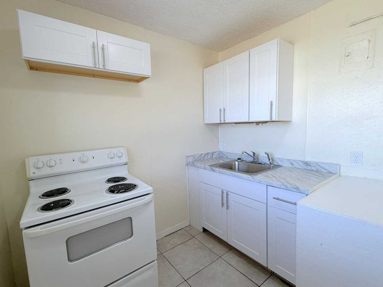 1341 Winnifred St - Photo 4 of 11