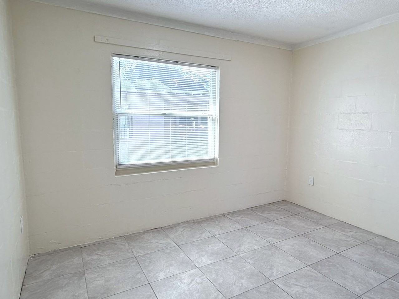 1341 Winnifred St - Photo 6 of 11