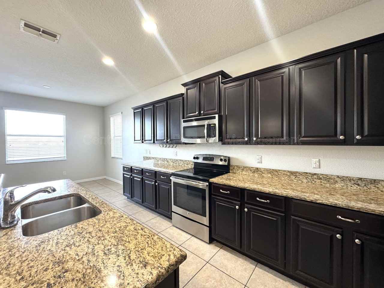 3040 Youngford St - Photo 5 of 31