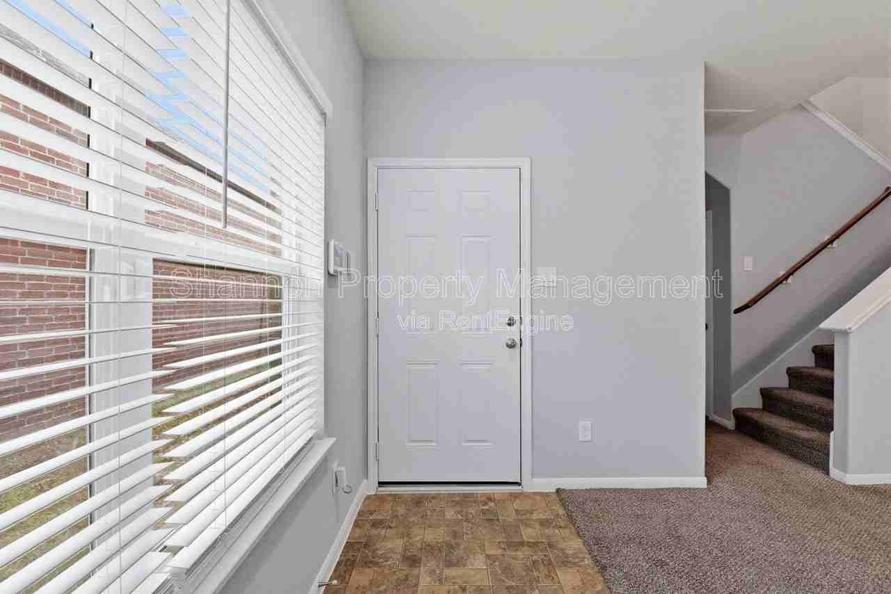 17142 Amarose Dr - Photo 4 of 31