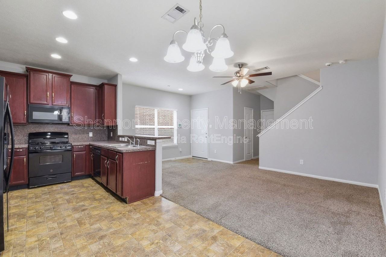 17142 Amarose Dr - Photo 5 of 31