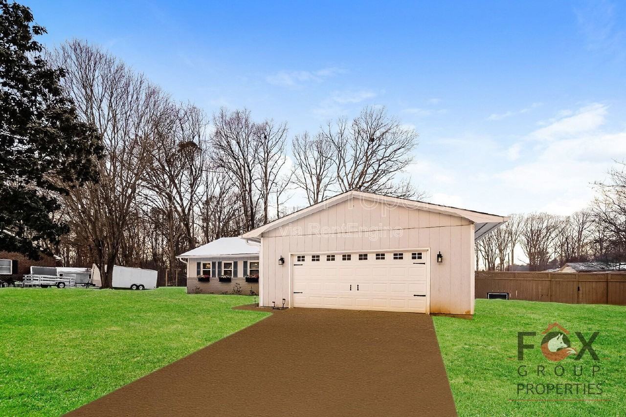 305 Camelot Dr - Photo 4 of 17