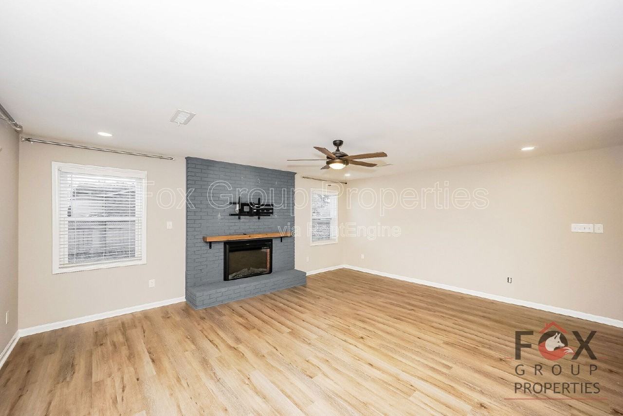 305 Camelot Dr - Photo 5 of 17