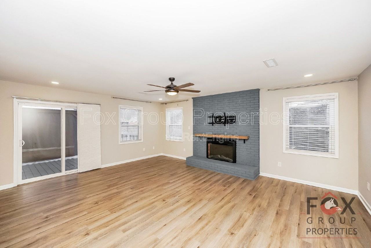 305 Camelot Dr - Photo 6 of 17