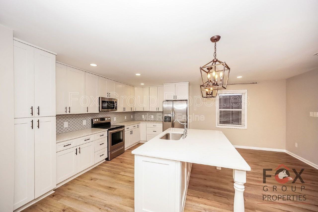 305 Camelot Dr - Photo 7 of 17