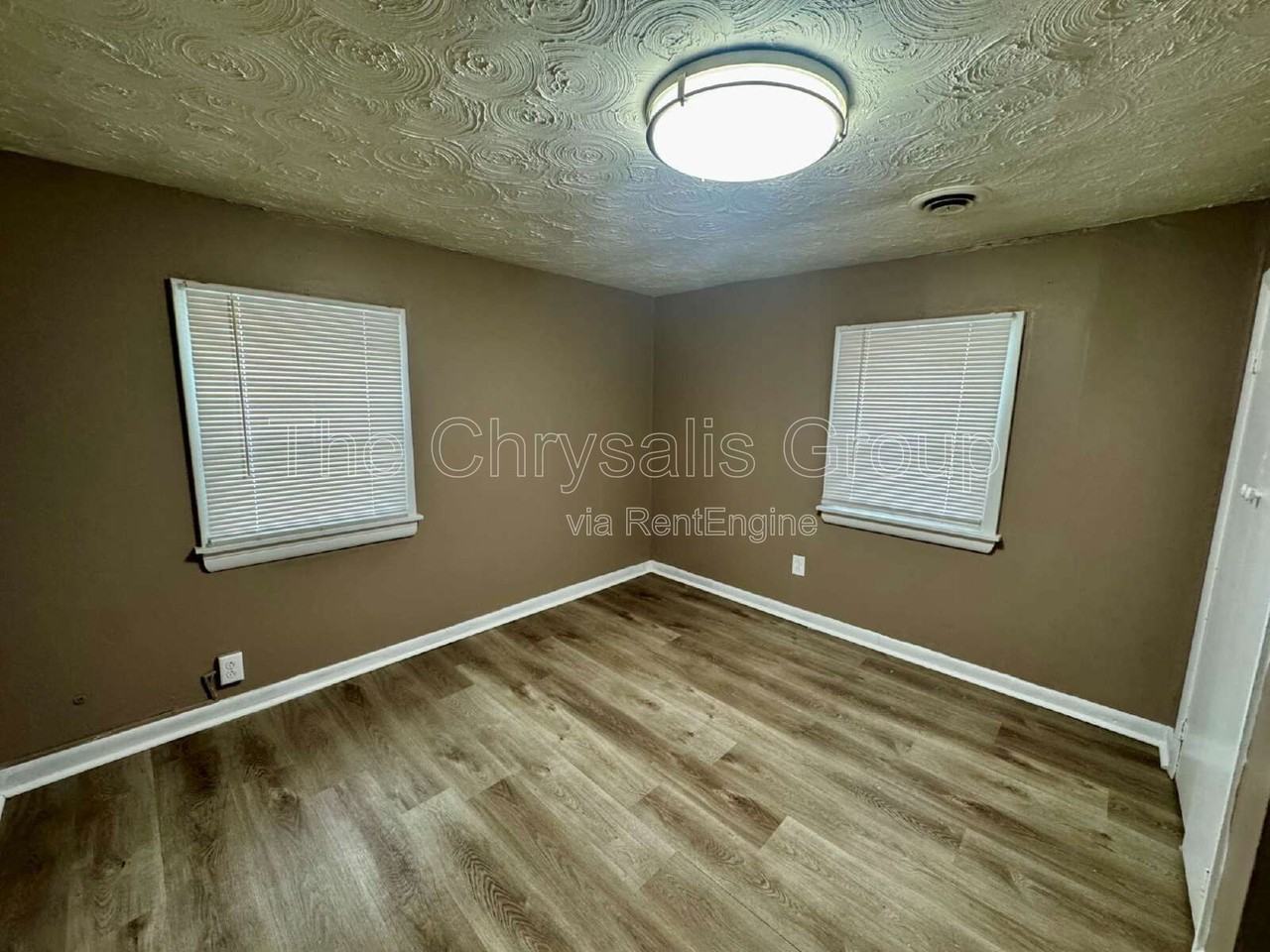 124 W 3rd St - Photo 6 of 8