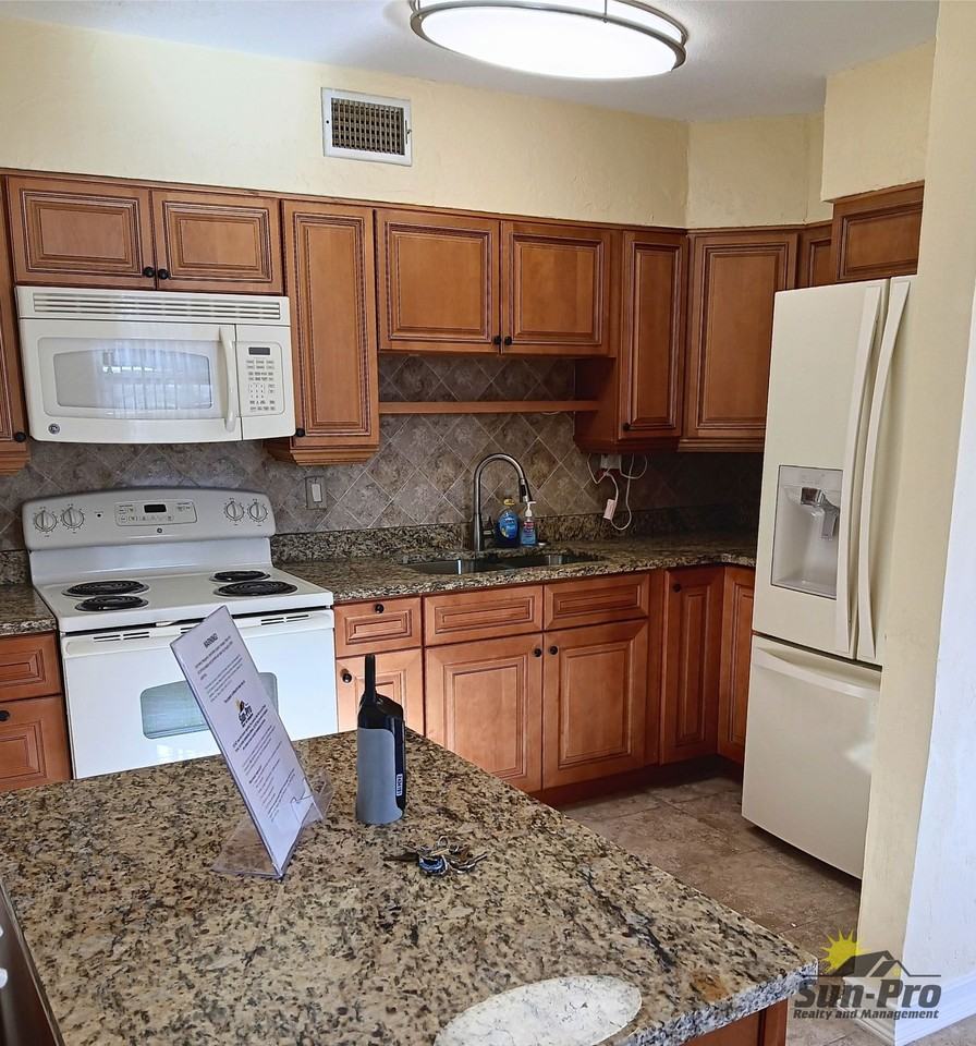 619 Hudson St - Photo 6 of 15