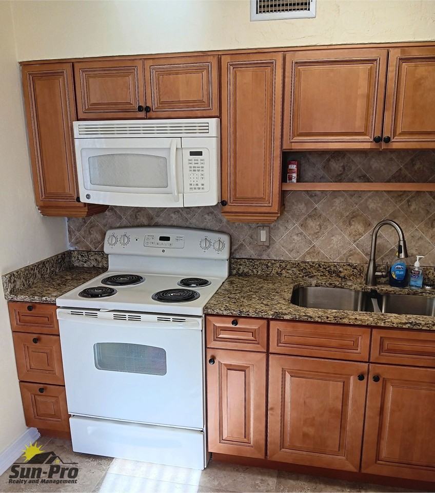 619 Hudson St - Photo 7 of 15