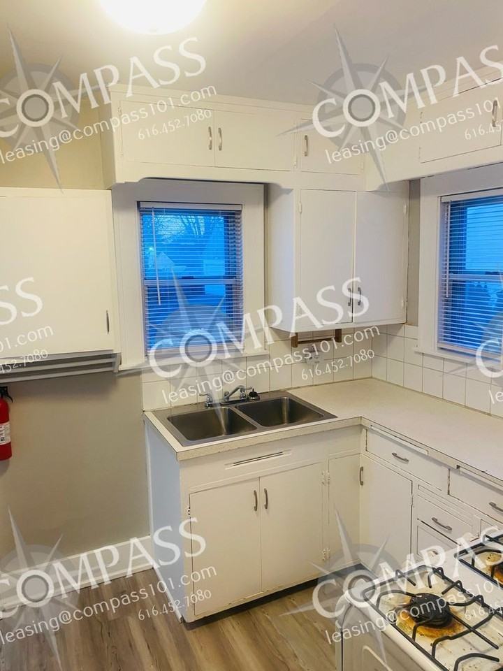 711 Knapp St Ne - Photo 2 of 11