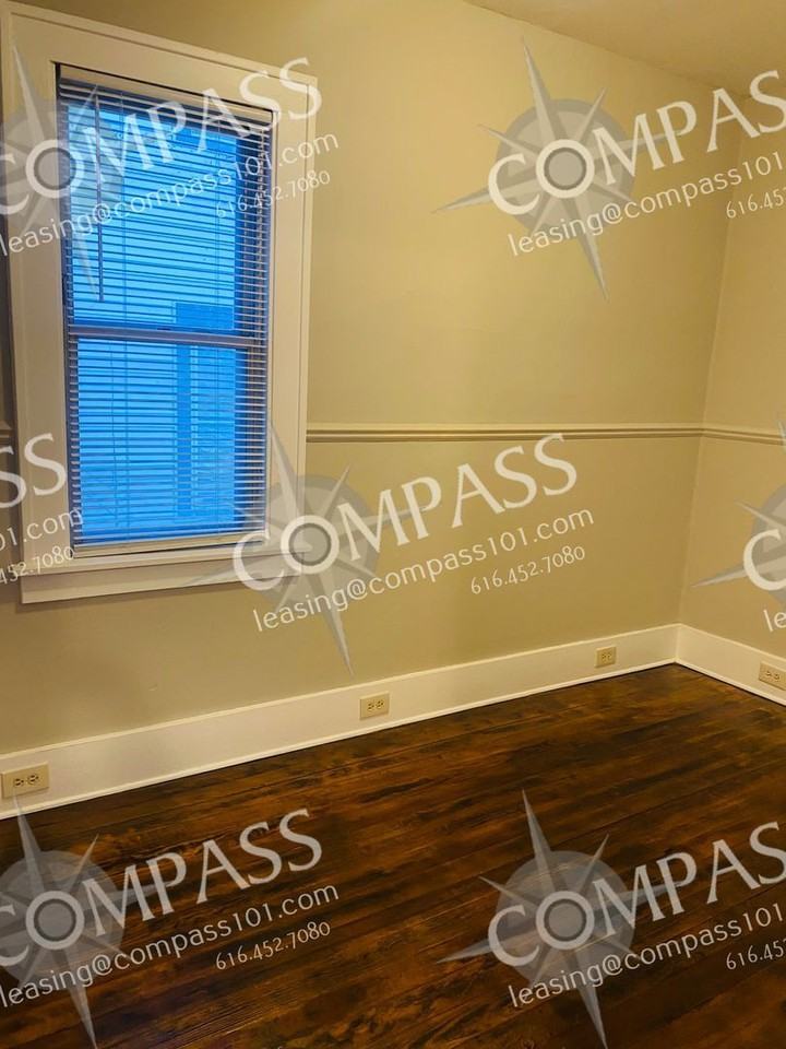 711 Knapp St Ne - Photo 6 of 11